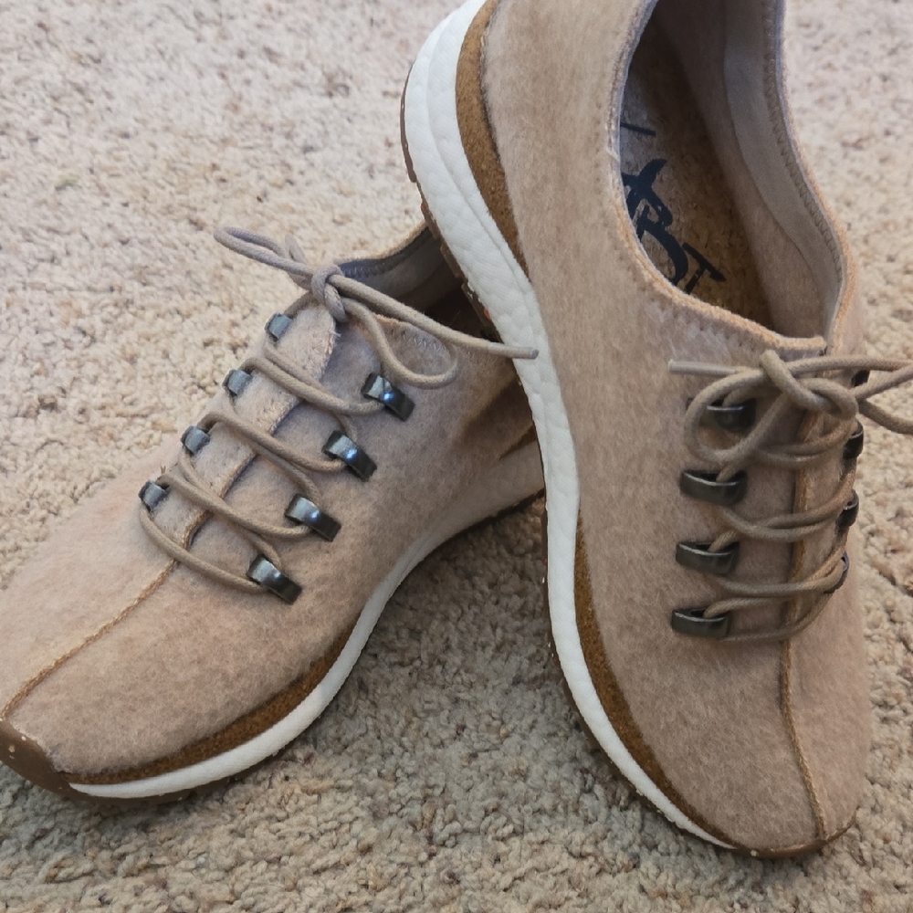 OTBT Women's Courier Sneaker. Size 7M (Never Worn)
